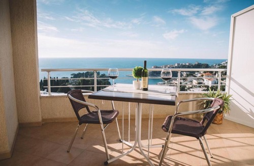 Ulcinj House | Four bedded studio with kitchen and private sea view balcony