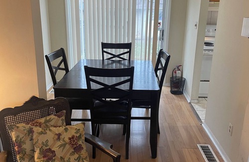 Niagara Falls House | Four Bedroom 2 Bathroom House Rental In Niagara Falls in great central location
