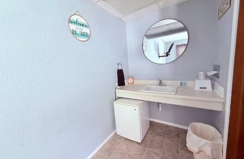 Ida Grove Hotel | Four Charming Royal-Style Rooms Perfect for Road Trips + Free Parking