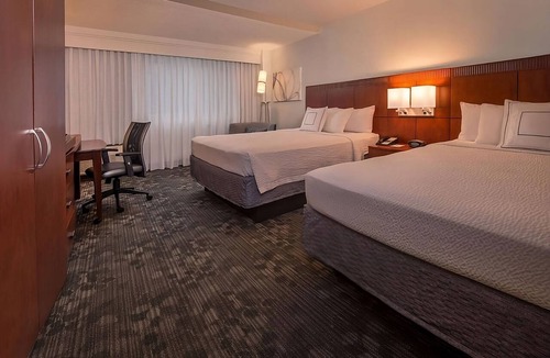 Rosslyn Hotel | FOUR Comfortable Units Close to Arlington House! Onsite Parking & Starbucks