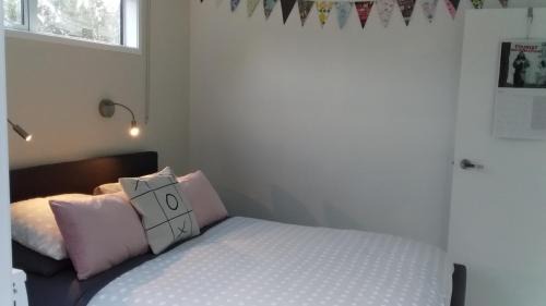 Oneroa Ski Chalet | Four Huia