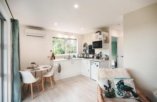 Oneroa Ski Chalet | Four Huia