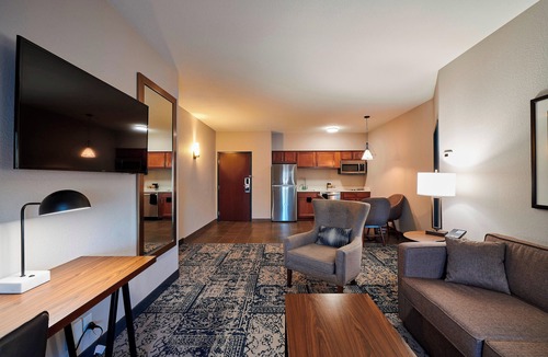 Eastlake Hotel | Four Points by Sheraton Cleveland-Eastlake