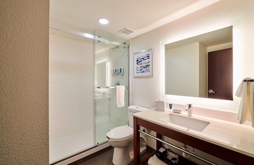 Eastlake Hotel | Four Points by Sheraton Cleveland-Eastlake