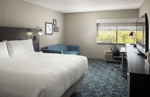 Brown Deer Hotel | Four Points by Sheraton Milwaukee North Shore