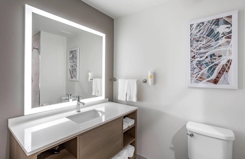 Newark Hotel | Four Points by Sheraton Newark Airport