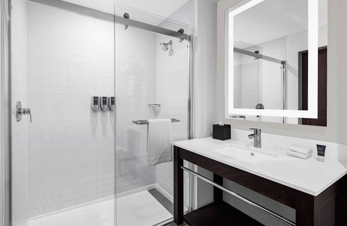 Queens Hotel | Four Points by Sheraton Flushing