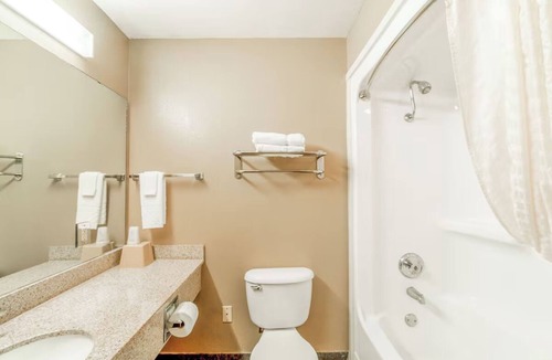Beeville Hotel | Four Practical Rooms w/Two Queen Beds For Value-Conscious Visitors