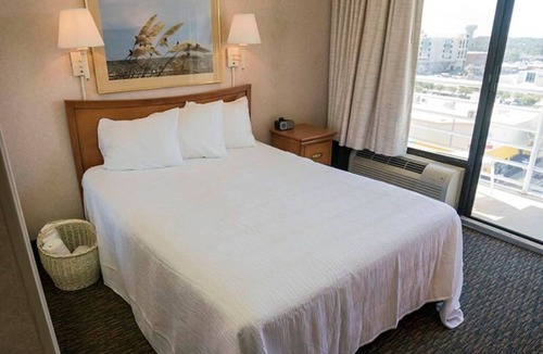 Northeast Virginia Beach Resort | Four Sails Resort - Oceanfront by the Neptune Statue