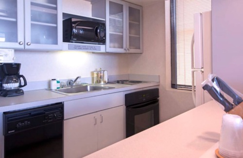Northeast Virginia Beach Resort | Four Sails Resort - Oceanfront by the Neptune Statue