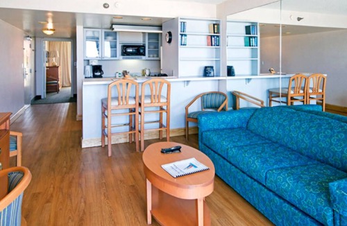 Northeast Virginia Beach Resort | Four Sails Resort - Oceanfront by the Neptune Statue
