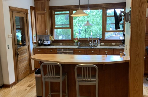 Marquette House | Four Square Marquette- Centrally located w porch, patio, sauna, fire pit