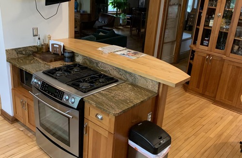 Marquette House | Four Square Marquette- Centrally located w porch, patio, sauna, fire pit