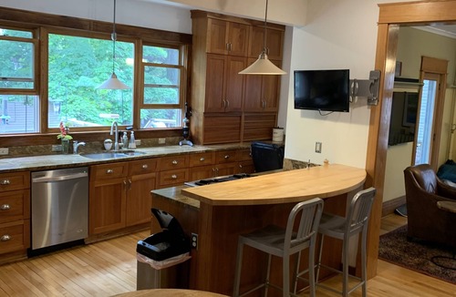 Marquette House | Four Square Marquette- Centrally located w porch, patio, sauna, fire pit