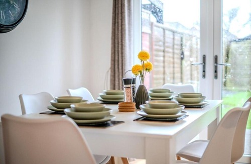 Maidenbower Apartment | Fowler House 2 Bedroom ,Free WIFI, Parking, Crawley, Close to Gatwick Airport, Contractor friendly, business travellers