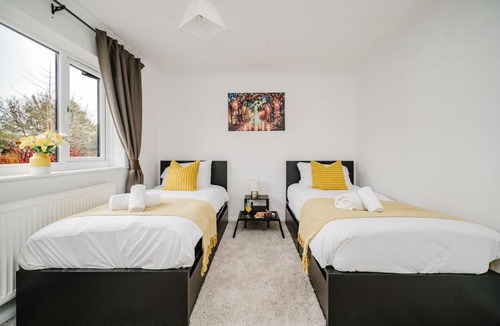 Maidenbower Apartment | Fowler House 2 Bedroom ,Free WIFI, Parking, Crawley, Close to Gatwick Airport, Contractor friendly, business travellers