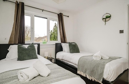 Maidenbower Apartment | Fowler House 2 Bedroom ,Free WIFI, Parking, Crawley, Close to Gatwick Airport, Contractor friendly, business travellers
