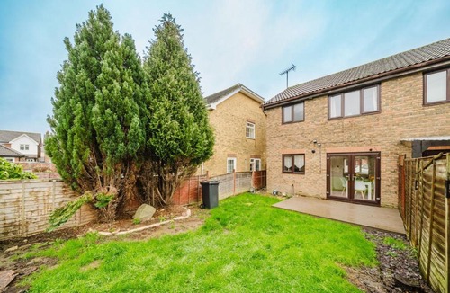 Maidenbower Apartment | Fowler House 2 Bedroom ,Free WIFI, Parking, Crawley, Close to Gatwick Airport, Contractor friendly, business travellers