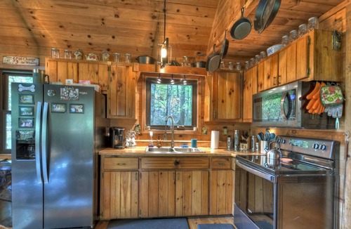 Ridgeline Vistas House | Fox Den Cabin is the perfect mountain cabin that sleeps 4 w/ hot tub & fire pit.