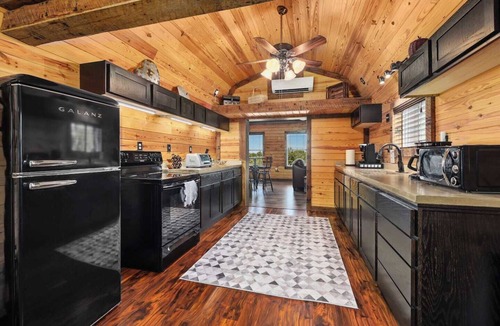 Eureka Springs Cabin | Fox Wood Cabin with Hot Tub, family-friendly, 50 acres, hiking trail, three decks, only 15 min to downtown Eureka!