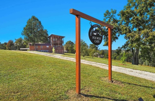 Eureka Springs Cabin | Fox Wood Cabin with Hot Tub, family-friendly, 50 acres, hiking trail, three decks, only 15 min to downtown Eureka!