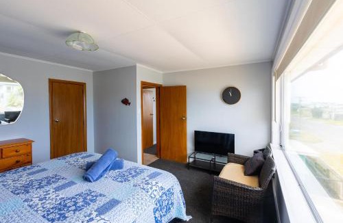 Foxton Beach House | Foxton Beach Bach 5 Star Location 2 Min Walk To Beach New Furnishings BBQ