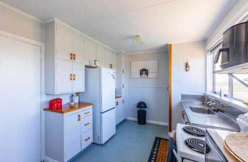 Foxton Beach House | Foxton Beach Bach 5 Star Location 2 Min Walk To Beach New Furnishings BBQ