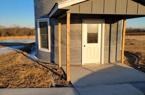 Kidder Cabin | Foxy's Den cozy grain bin cabin with WiFi & AC in serene Kidder. Quiet & serene.