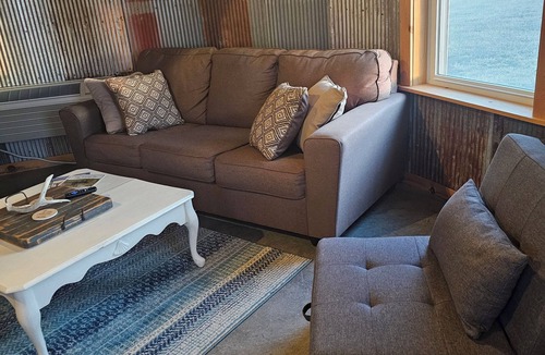 Kidder Cabin | Foxy's Den cozy grain bin cabin with WiFi & AC in serene Kidder. Quiet & serene.