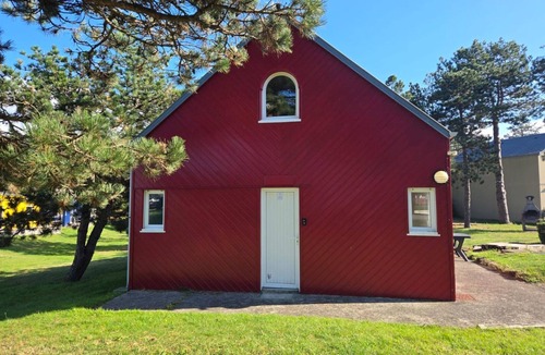Saint-Martin de Brehal Cottage | Cozy Family Retreat: 2BR, Terrace, BBQ, Near Granville, Pet-Friendly