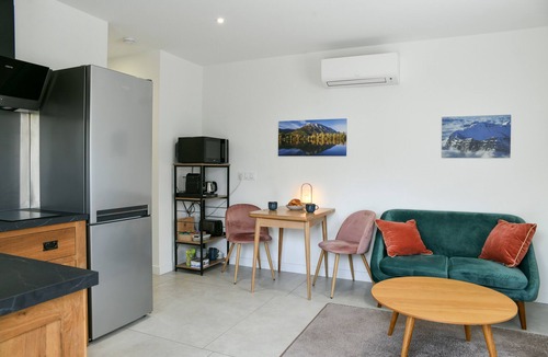 Coise-Saint-Jean-Pied-Gauthier Apartment | ✨ Nature Getaway in Savoie – Cozy Apartment with Terrace, Parking & BBQ Near Lake & Mountains ✨