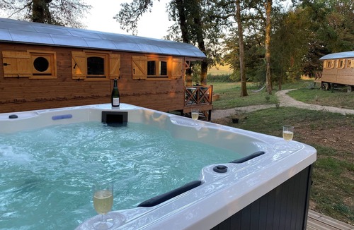 Rouffignac-Saint-Cernin-de-Reilhac House | Les Roulottes de l'Herm - Roulotte Hirondelle with swimming pool and jacuzzi