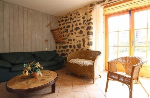 Saint-Christophe-sur-Dolaison Cottage | Farm cottage in Saint-Christophe-sur-Dolaison with terrace and private ensuite rooms