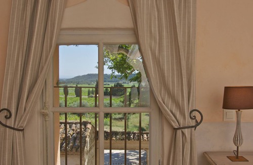 Saint-Hippolyte-le-Graveyron House | Lodging in an authentic Provençal Castle.