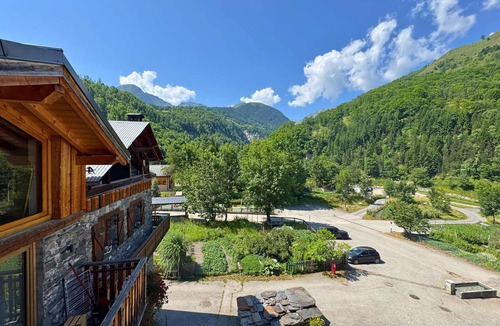 Villarabout Apartment | Comfort Chalet 4 BR, 3 Baths, Near 3 Valleys, Free Wifi