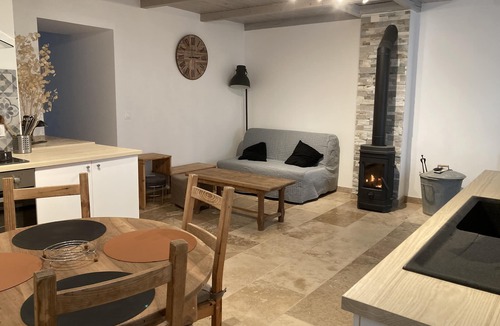 Saint-Michel-de-Chabrillanoux Apartment | Gîte Charmant Dans Maison Ardéchoise au Coeur des Montagnes Pour Amoureux Nature
