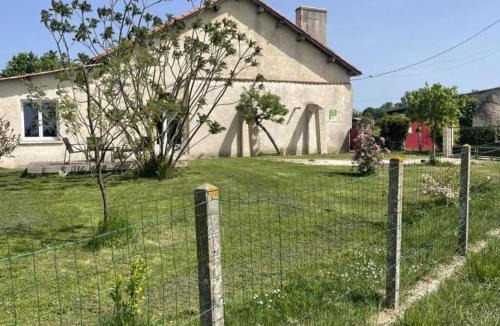 Puymangou House | Gîte spacieux avec jardin privé, proche Dordogne et Charente, idéal pour 2 personnes et animaux acceptés - FR-1-616-358