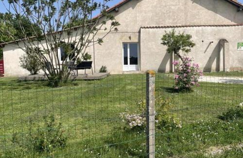 Puymangou House | Gîte spacieux avec jardin privé, proche Dordogne et Charente, idéal pour 2 personnes et animaux acceptés - FR-1-616-358