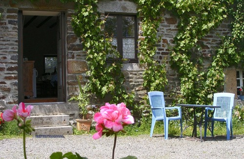 Saint-Quentin-les-Chardonnets Apartment | A Farmhouse Gite Surrounded By Apple Orchards And Attractive Garden