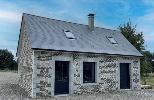 Saint-Quentin-les-Chardonnets Cottage | Cozy Cottage for 2 with Terrace and WIFI in Normandy