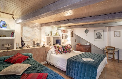 Sainte-Colombe-de-la-Commanderie Bed & Breakfast | Bed and breakfast 'Tourelle Chambre Double Vue Jardin'