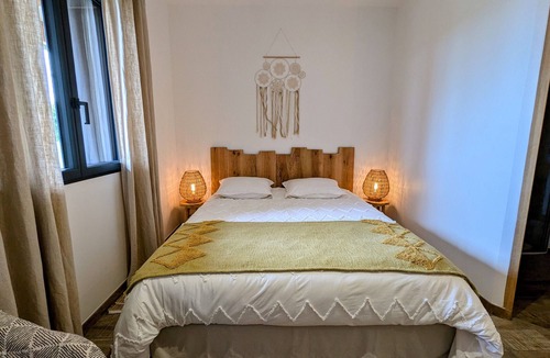 Faverolles Bed & Breakfast | Bohemian room with heated pool and free Wi-Fi