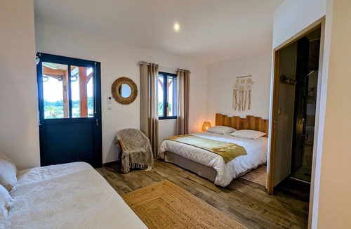 Faverolles Bed & Breakfast | Bohemian room with heated pool and free Wi-Fi