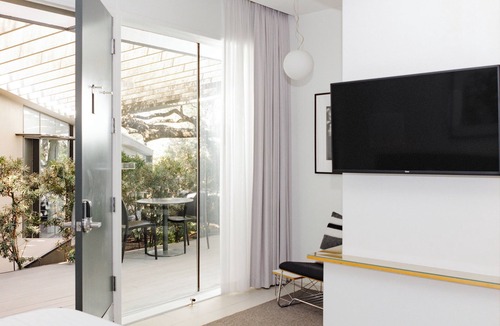 Travis Heights Hotel | Frame Hotel - Treehouse