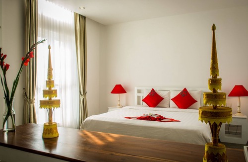 Daun Penh Bed & Breakfast | Frangipani Royal Palace- Deluxe Room