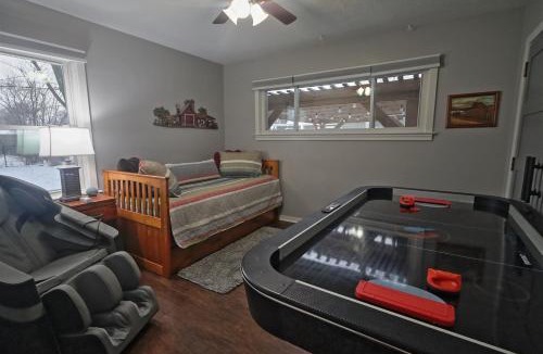 Frankenmuth House | Frankenmuth Dawdy Haus with Hot Tub and Massage Chair 2 blocks from main street