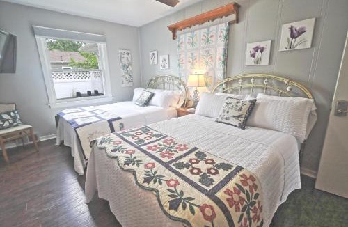Frankenmuth House | Frankenmuth Dawdy Haus with Hot Tub and Massage Chair 2 blocks from main street