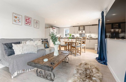 North Moreton Apartment | Franklin Apartment - 2 Bed apartment with balcony