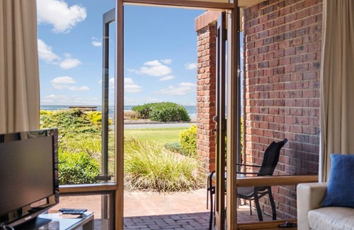 Encounter Bay Apartment | Franklin Beachfront Apartment: Superb View, Ground Floor, WiFi, 3BR | Ideal for 28+ Night Extended Stays
