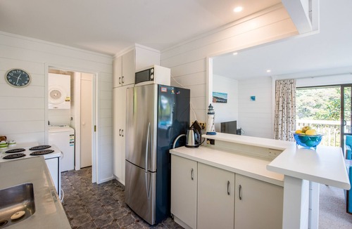 Waiheke Island Cottage | Franks Treehouse - Oneroa Holiday Home